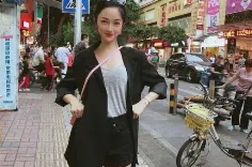 温碧霞现身草蜢演唱会疑似没穿内衣露尴尬点丈夫看手机不理她