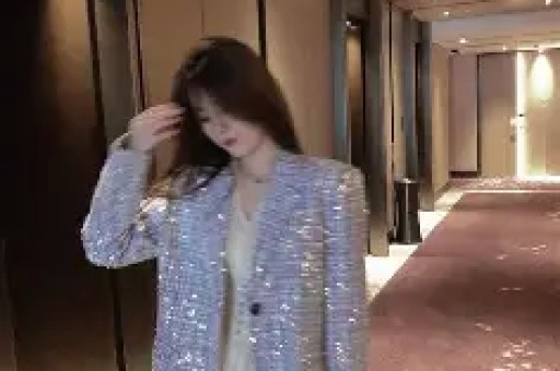英皇演唱会三位“冻龄前辈”同台：70岁米雪C位独立周丽淇一人低调温碧霞携夫甜到出圈