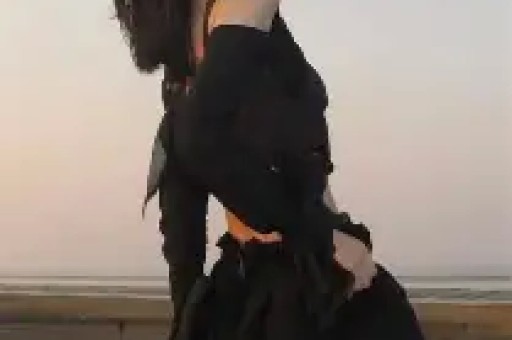 嫁豪门生3娃被丈夫赶走如今身家亿万与小17岁男友很甜蜜